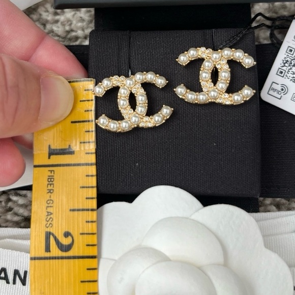 ❌SOLD❌CHANEL Gold & Pearl Large CC Logo Classic Stud Earrings - NEW RECEIPT - Picture 9 of 10